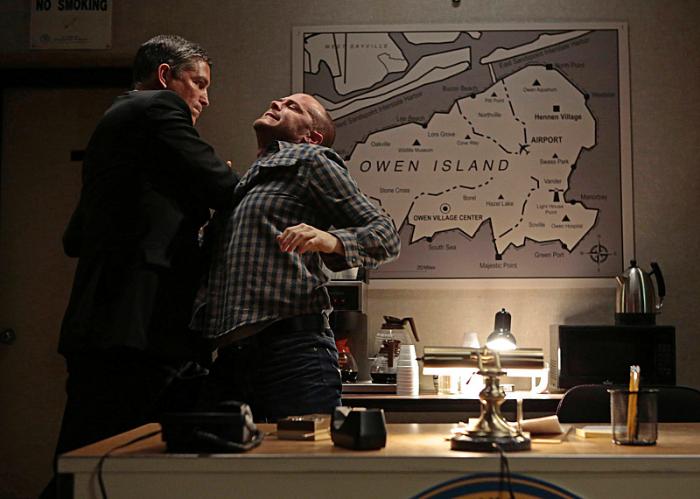 Dennis Flanagan در صحنه سریال تلویزیونی مظنون به همراه Jim Caviezel