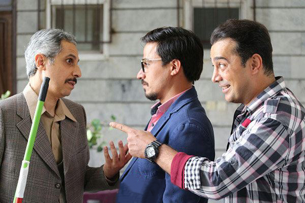 سید جواد رضویان در صحنه سریال تلویزیونی همسایه‌ها به همراه سپند امیرسلیمانی