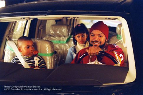 Ice Cube در صحنه فیلم سینمایی Are We There Yet? به همراه Philip Bolden و Aleisha Allen