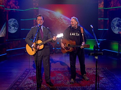 Neil Young در صحنه سریال تلویزیونی گزارش کلبر به همراه Stephen Colbert