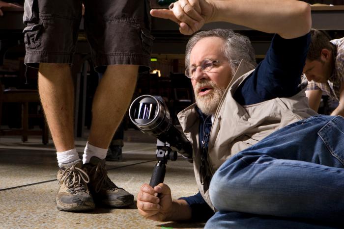استیون اسپیلبرگ در صحنه فیلم سینمایی ایندیانا جونز و قلمرو جمجمه بلورین