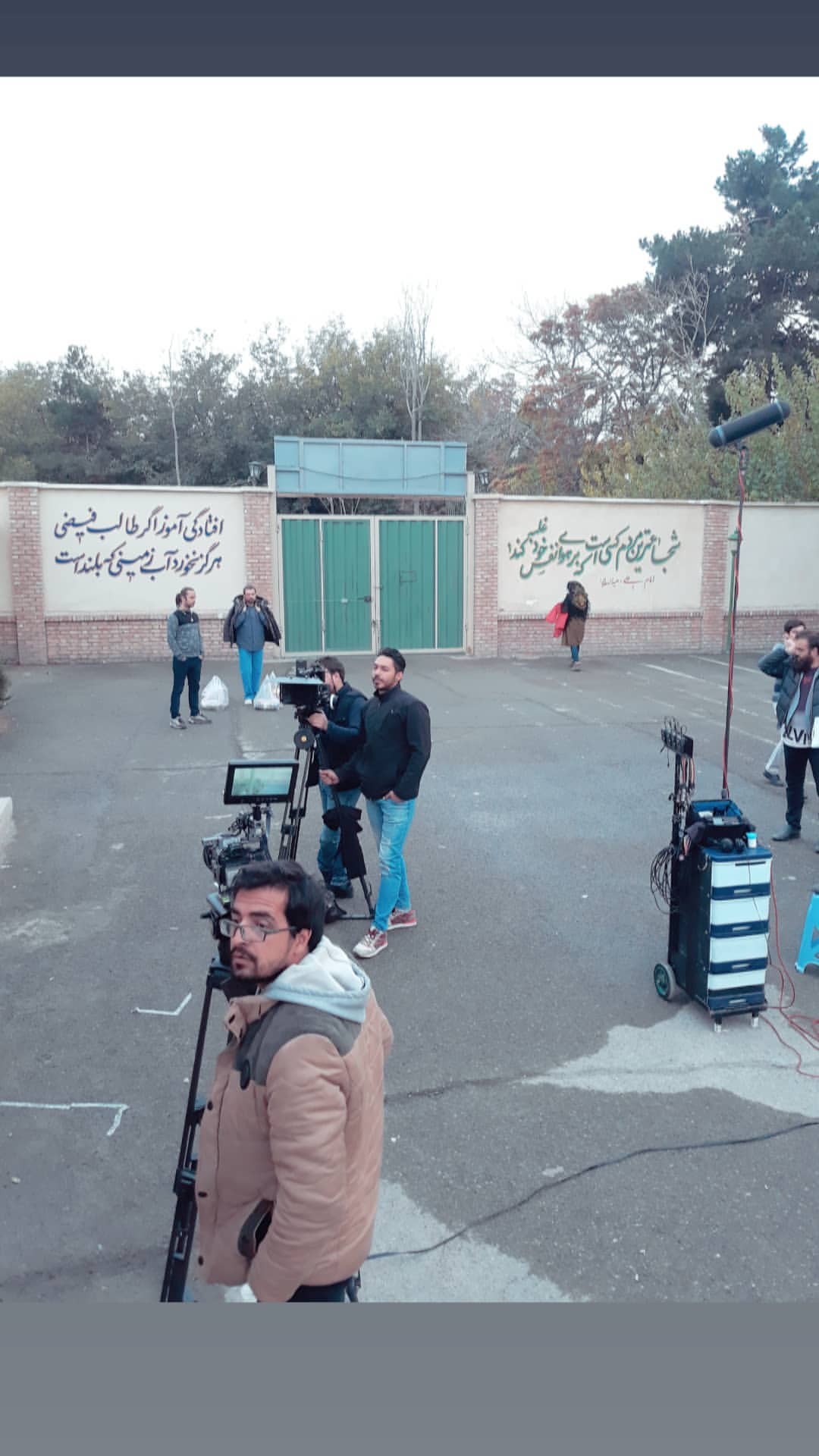 تصویری از میثم سخایی، گروه فیلمبرداری و فیلمبردار سینما و تلویزیون در حال بازیگری سر صحنه یکی از آثارش