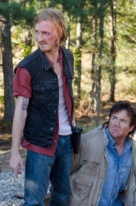 Austin Amelio در صحنه سریال تلویزیونی مردگان متحرک به همراه Josh McDermitt