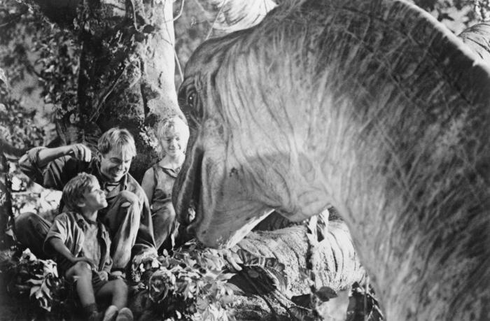 آریانا ریچاردز در صحنه فیلم سینمایی پارک ژوراسیک به همراه جوزف مازلو و سام نیل