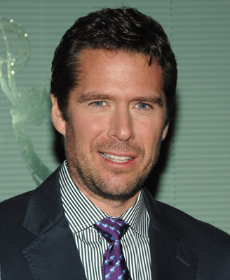 Alexis Denisof در صحنه سریال تلویزیونی آشنایی با مادر
