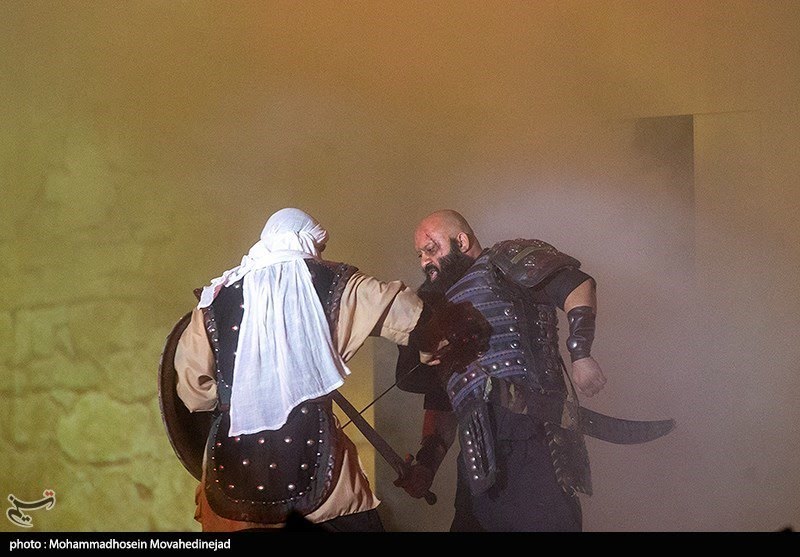 تصویری از محمد حاج بابا، بازیگر سینما و تلویزیون در پشت صحنه یکی از آثارش