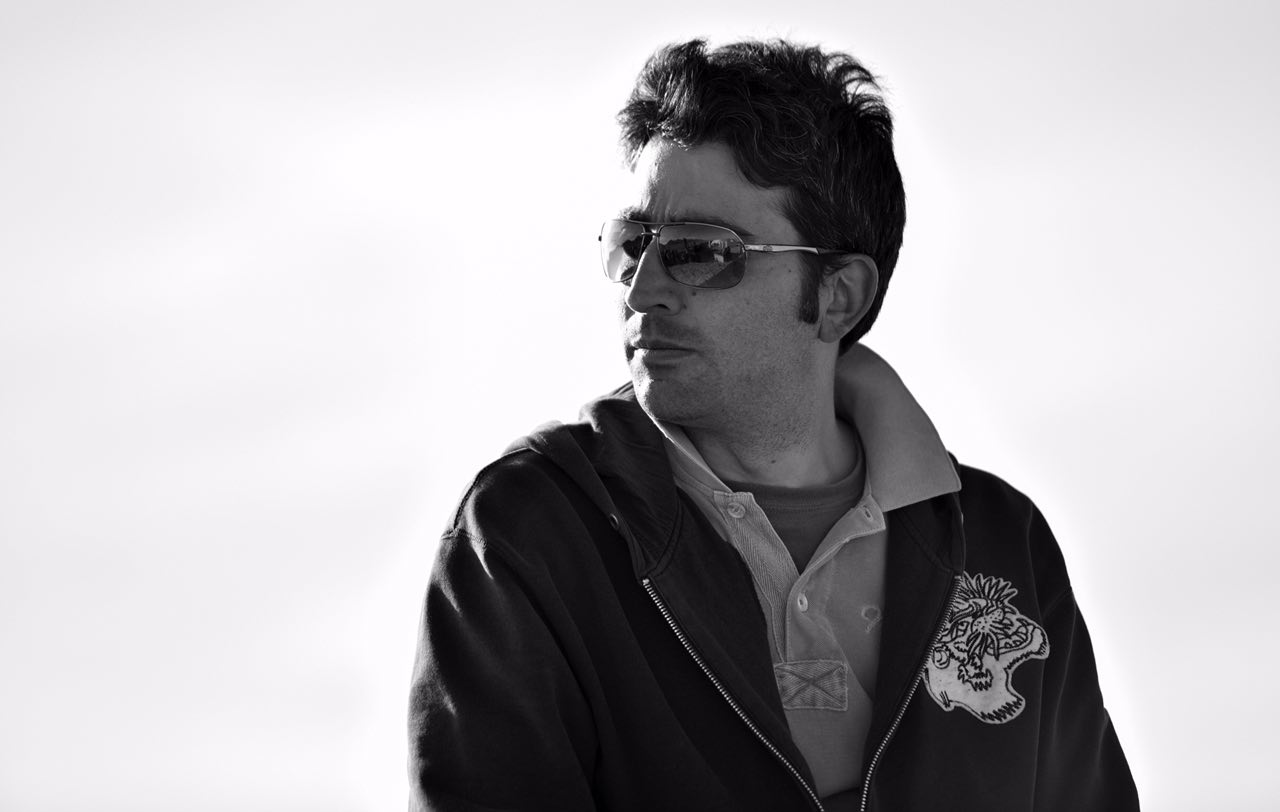 تصویری از علی فریبرزیان تهرانی، برنامه‌ریزی و دستیاراول کارگردان سینما و تلویزیون در حال بازیگری سر صحنه یکی از آثارش