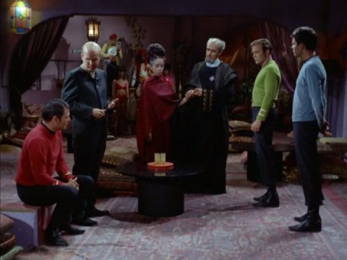 Charles Macaulay در صحنه سریال تلویزیونی پیشتازان فضا به همراه William Shatner، Pilar Seurat، DeForest Kelley، جان فیدلر و James Doohan