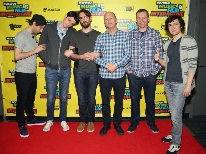 Mike Judge در صحنه سریال تلویزیونی دره سیلیکون به همراه Thomas Middleditch، Josh Brener، زک وودز، مارتین استار و Alec Berg