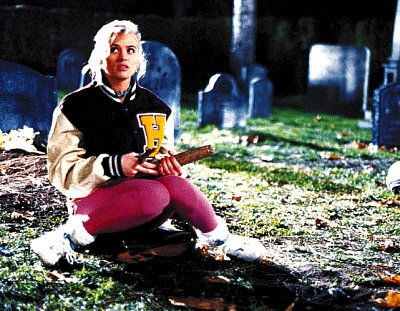 کریستی سوانسون در صحنه فیلم سینمایی Buffy the Vampire Slayer