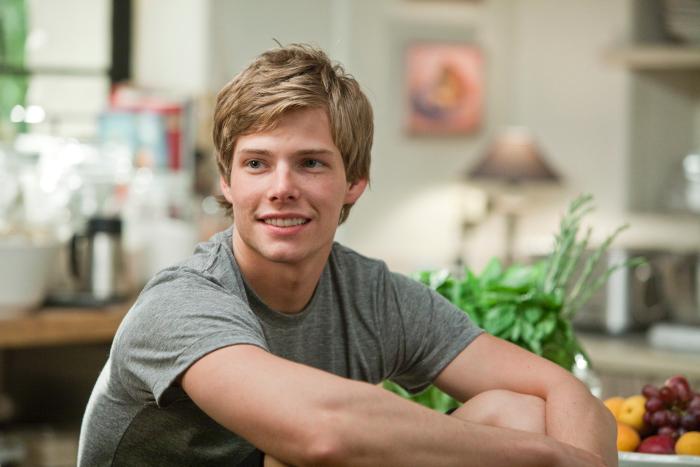 Hunter Parrish در صحنه فیلم سینمایی پیچیده است