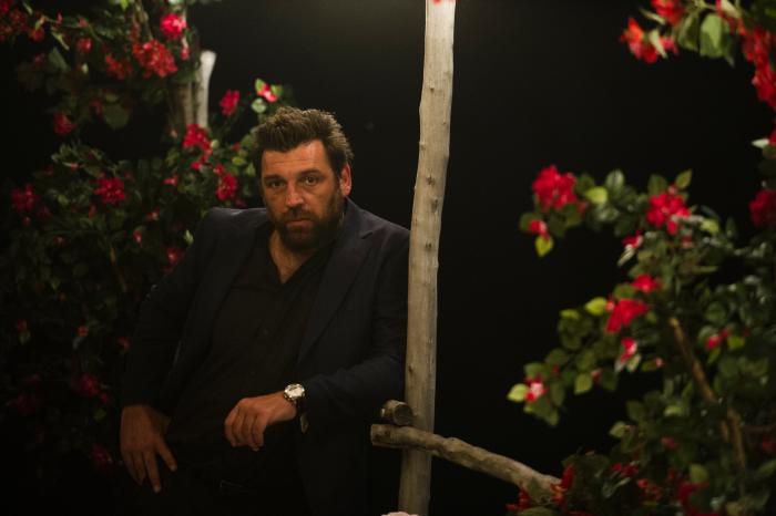 Hovik Keuchkerian در صحنه سریال تلویزیونی مدیر شب