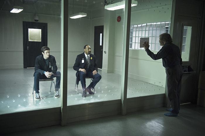 مارک همیل در صحنه سریال تلویزیونی فلش به همراه جسی ال مارتین و گرانت گاستین