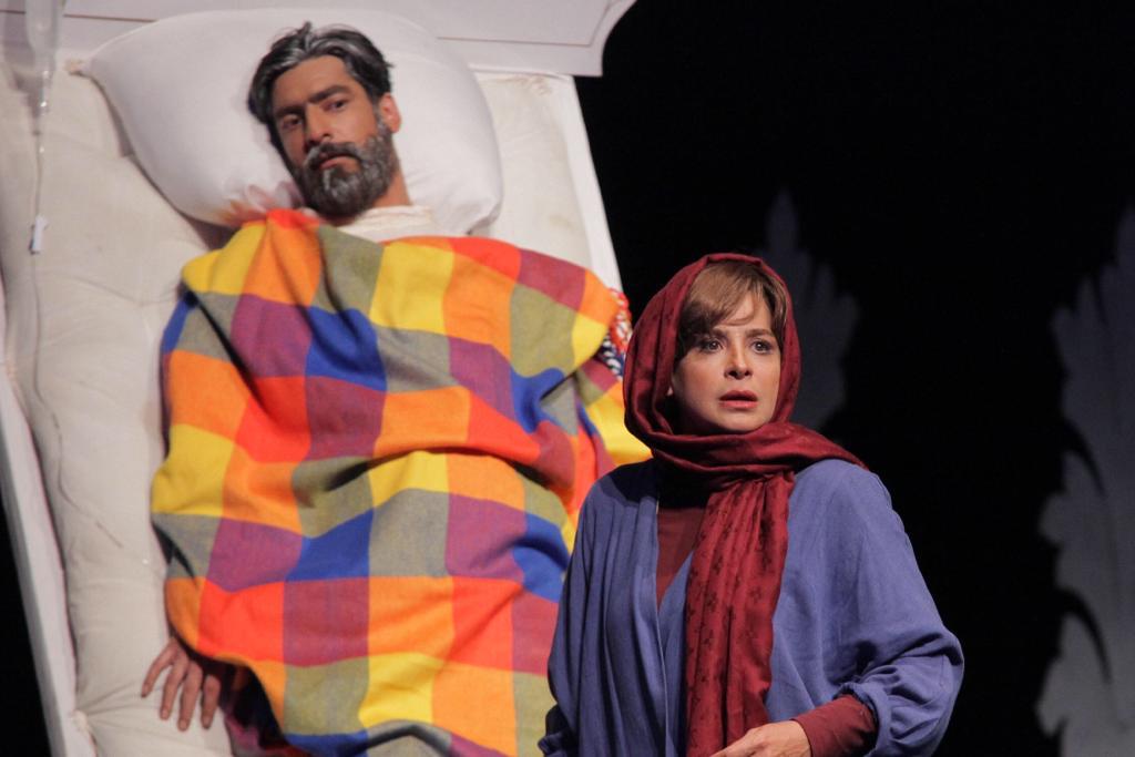 تصویری از امیر جوانمرد، بازیگر سینما و تلویزیون در حال بازیگری سر صحنه یکی از آثارش