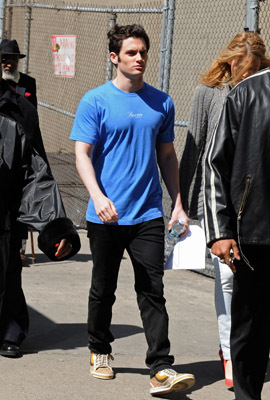 Penn Badgley در صحنه سریال تلویزیونی دختر شایعه ساز