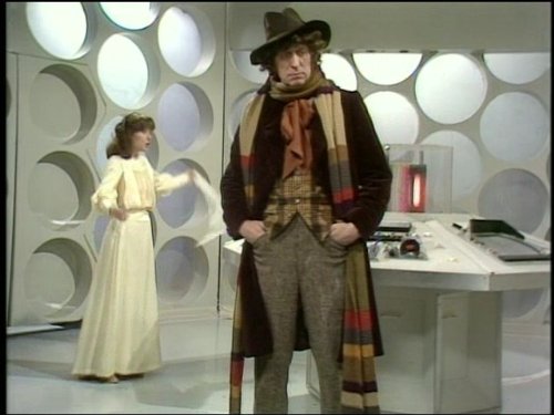 Elisabeth Sladen در صحنه سریال تلویزیونی دکتر هو به همراه Tom Baker