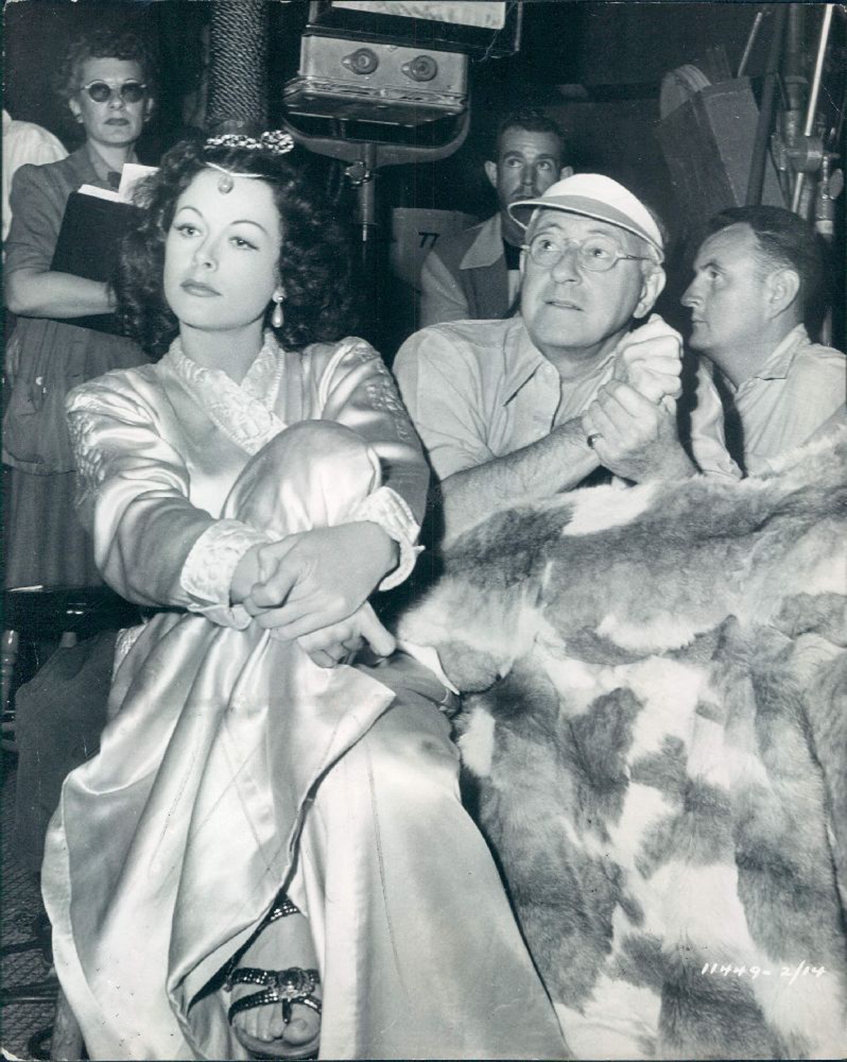Hedy Lamarr در صحنه فیلم سینمایی Samson and Delilah به همراه Cecil B. DeMille