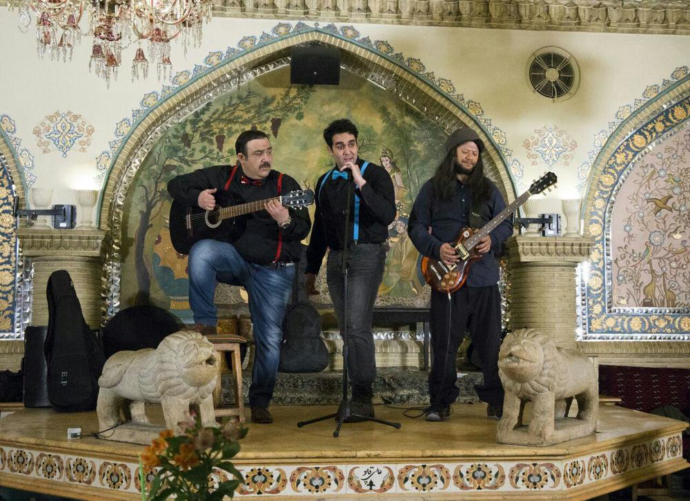 پوریا پورسرخ در صحنه فیلم سینمایی خالتور به همراه علی صادقی و مهران غفوریان