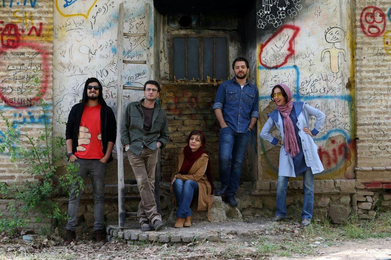 مهرداد صدیقیان در صحنه فیلم سینمایی زرد به همراه ساره بیات، بهاره کیان‌افشار، بهرام رادان و شهرام حقیقت‌دوست