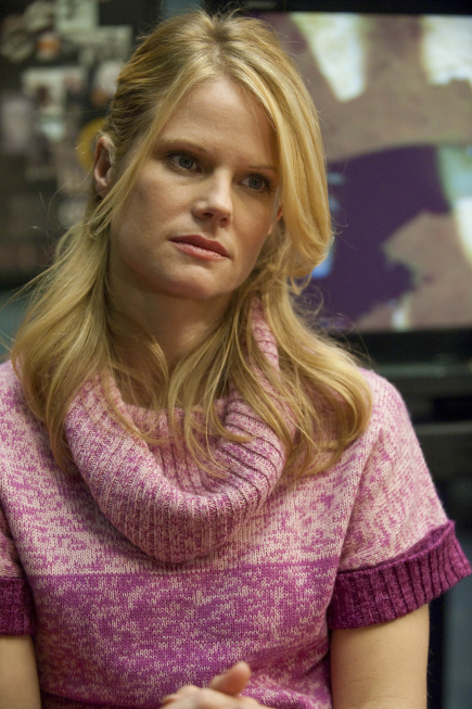 Joelle Carter در صحنه سریال تلویزیونی درست به هدف