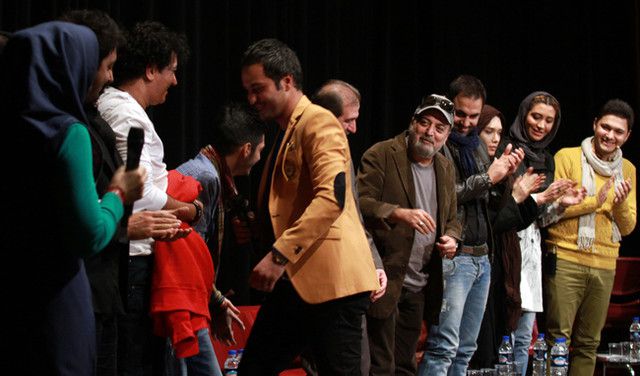 میلاد کی‌مرام در نشست خبری سریال تلویزیونی بچه‌های نسبتاً بد به همراه نیکی مظفری و سیروس مقدم