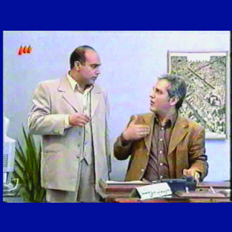 تصویری از بهرام بهرامی، بازیگر سینما و تلویزیون در حال بازیگری سر صحنه یکی از آثارش