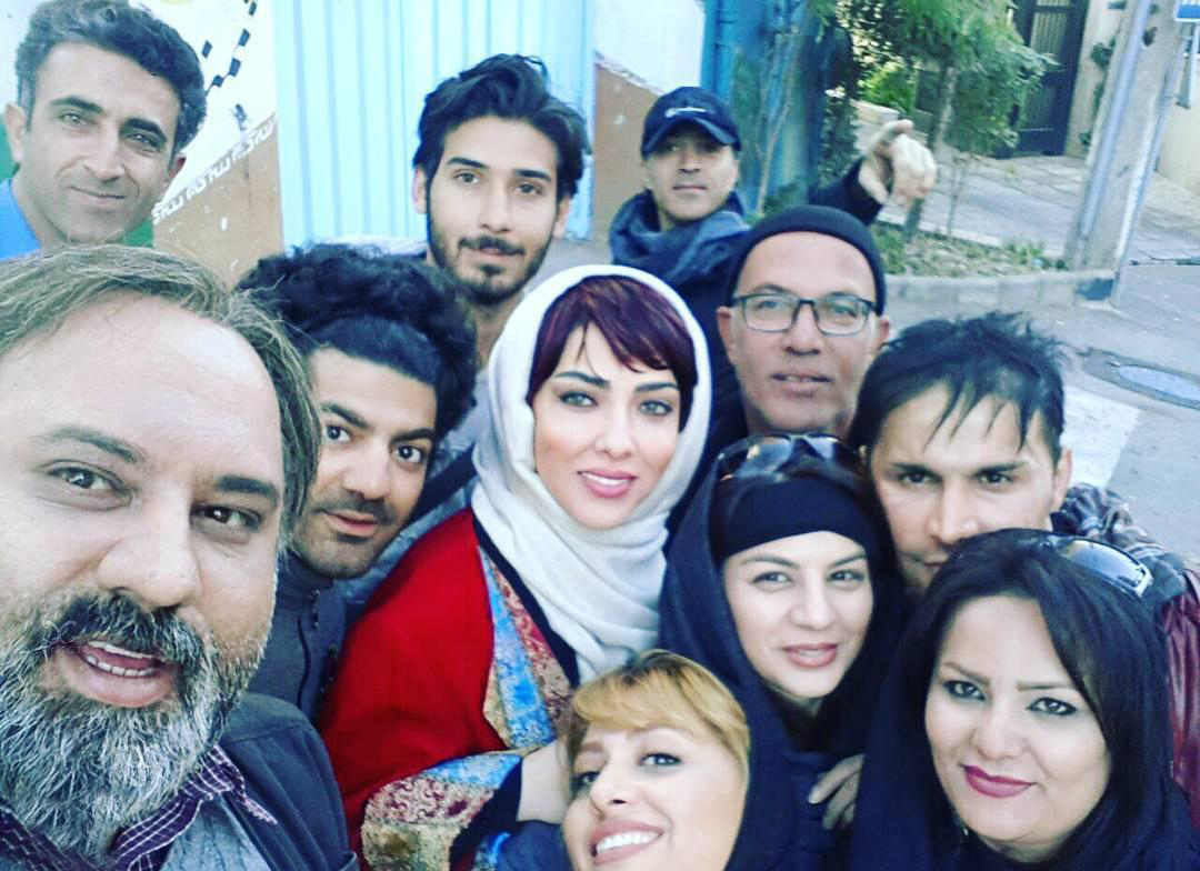 لیلا اوتادی در پشت صحنه فیلم سینمایی آزاد به قید شرط به همراه دیبا زاهدی