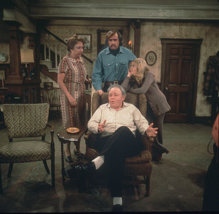 سالی استروتهرس در صحنه سریال تلویزیونی All in the Family به همراه Carroll O'Connor، Jean Stapleton و راب رینر