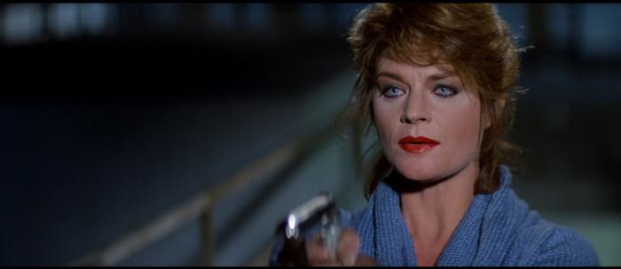 Meg Foster در صحنه فیلم سینمایی آنها زنده هستند
