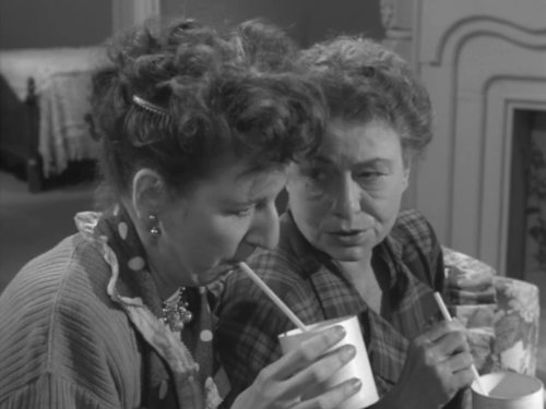 Thelma Ritter در صحنه سریال تلویزیونی آلفرد هیچکاک تقدیم می کند به همراه Mary Wickes