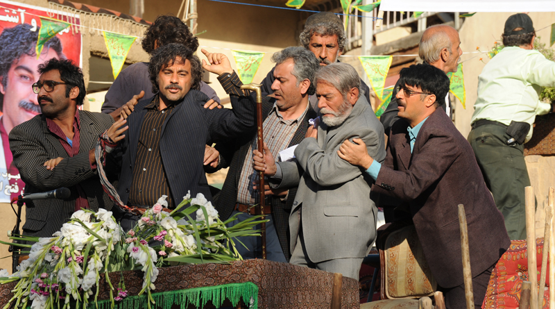 علی نصیریان در صحنه فیلم سینمایی ایران برگر به همراه محمدرضا هدایتی، احمد مهران‌فر، هادی کاظمی و محسن تنابنده