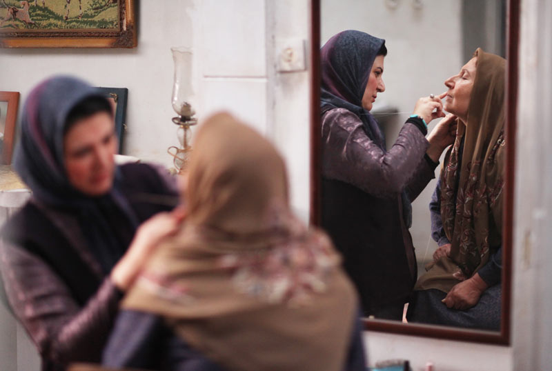 شیرین یزدان‌بخش در صحنه فیلم سینمایی ابد و یک روز به همراه ریما رامین‌فر
