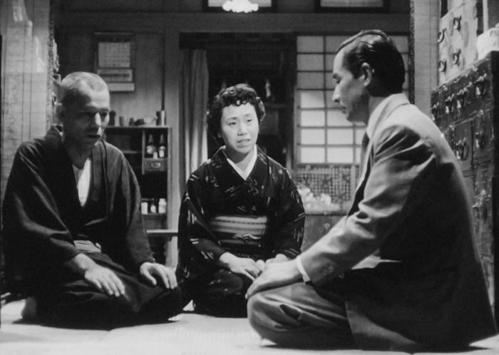 Haruko Sugimura در صحنه فیلم سینمایی داستان توکیو به همراه Sô Yamamura و Chishû Ryû