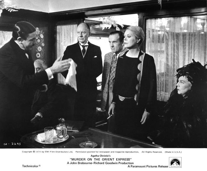 Wendy Hiller در صحنه فیلم سینمایی قتل در قطار سریع السیر شرق به همراه Colin Blakely، آلبرت فینی، جان گیلگد و Rachel Roberts