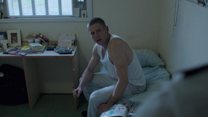 James Norton در صحنه سریال تلویزیونی وادی خوشحالی