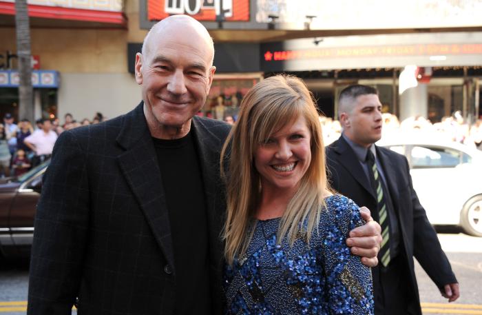 Ashley Jensen در صحنه فیلم سینمایی نومئو و ژولیت به همراه Patrick Stewart