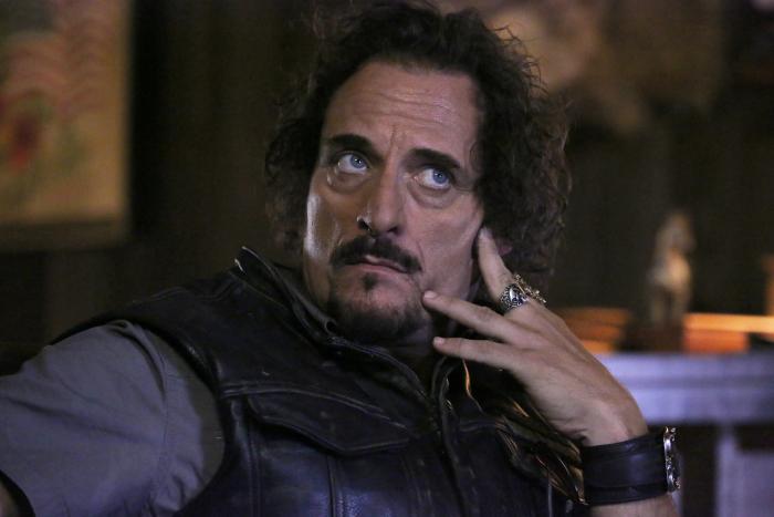 Kim Coates در صحنه سریال تلویزیونی فرزندان آشوب