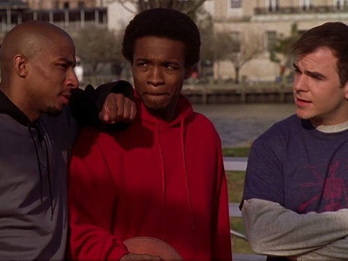 Cullen Moss در صحنه سریال تلویزیونی یک تپه درخت به همراه Antwon Tanner و Vaughn Wilson