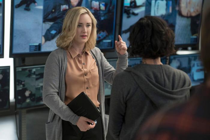 Ashley Johnson در صحنه سریال تلویزیونی نقطه کور به همراه Jaimie Alexander