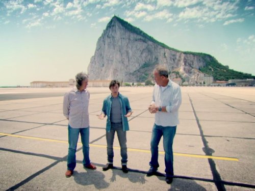 Jeremy Clarkson در صحنه سریال تلویزیونی تخت گاز به همراه James May و Richard Hammond