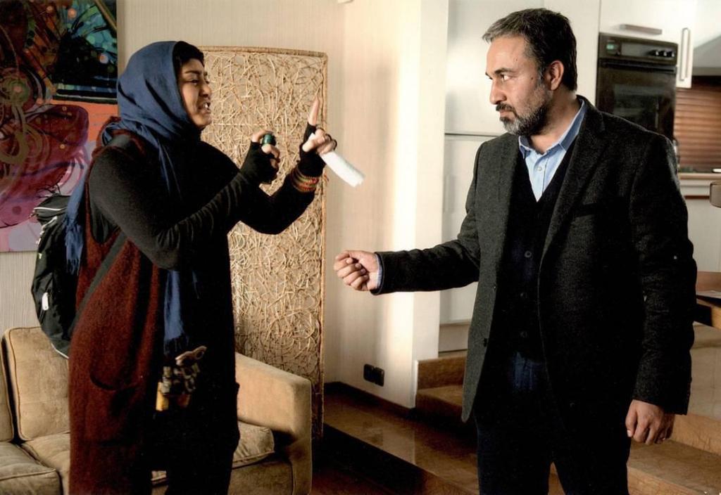 سحر قریشی در صحنه فیلم سینمایی آب‌نبات چوبی به همراه رضا عطاران