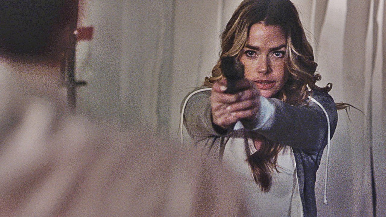 Denise Richards در صحنه فیلم سینمایی Altitude