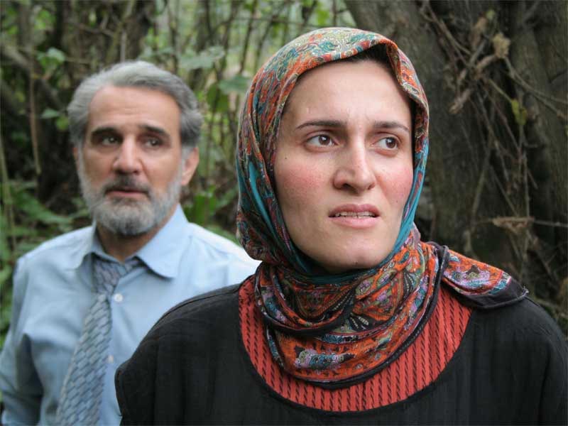 مهدی هاشمی در صحنه سریال تلویزیونی روزگار قریب به همراه آتیه جاوید