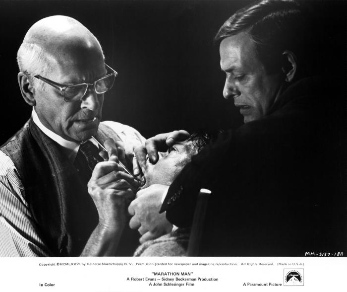 Fritz Weaver در صحنه فیلم سینمایی دونده ماراتن به همراه داستین هافمن و لارنس الیویه