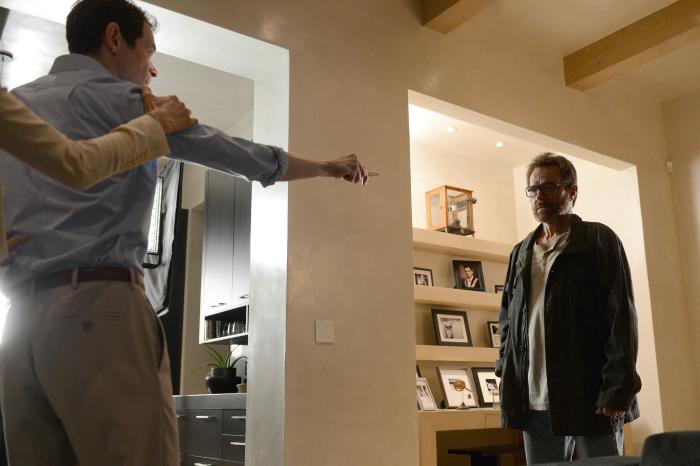 آدام گودلی در صحنه سریال تلویزیونی برکینگ بد به همراه برایان کرانستون