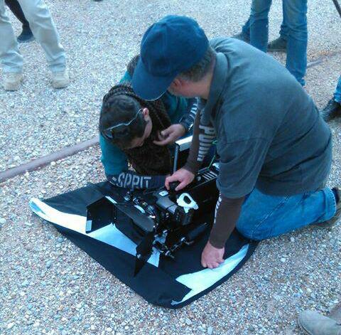 تصویری از اسد آتش بیگی، دستیار کارگردان و برنامه‌ریزی سینما و تلویزیون در پشت صحنه یکی از آثارش