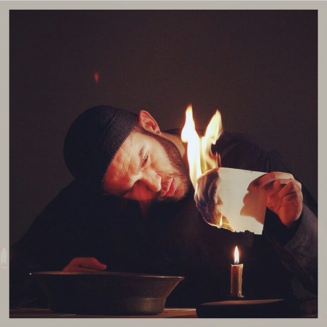 تصویری از بابک حمیدیان، بازیگر و تهیه کننده سینما و تلویزیون در حال بازیگری سر صحنه یکی از آثارش