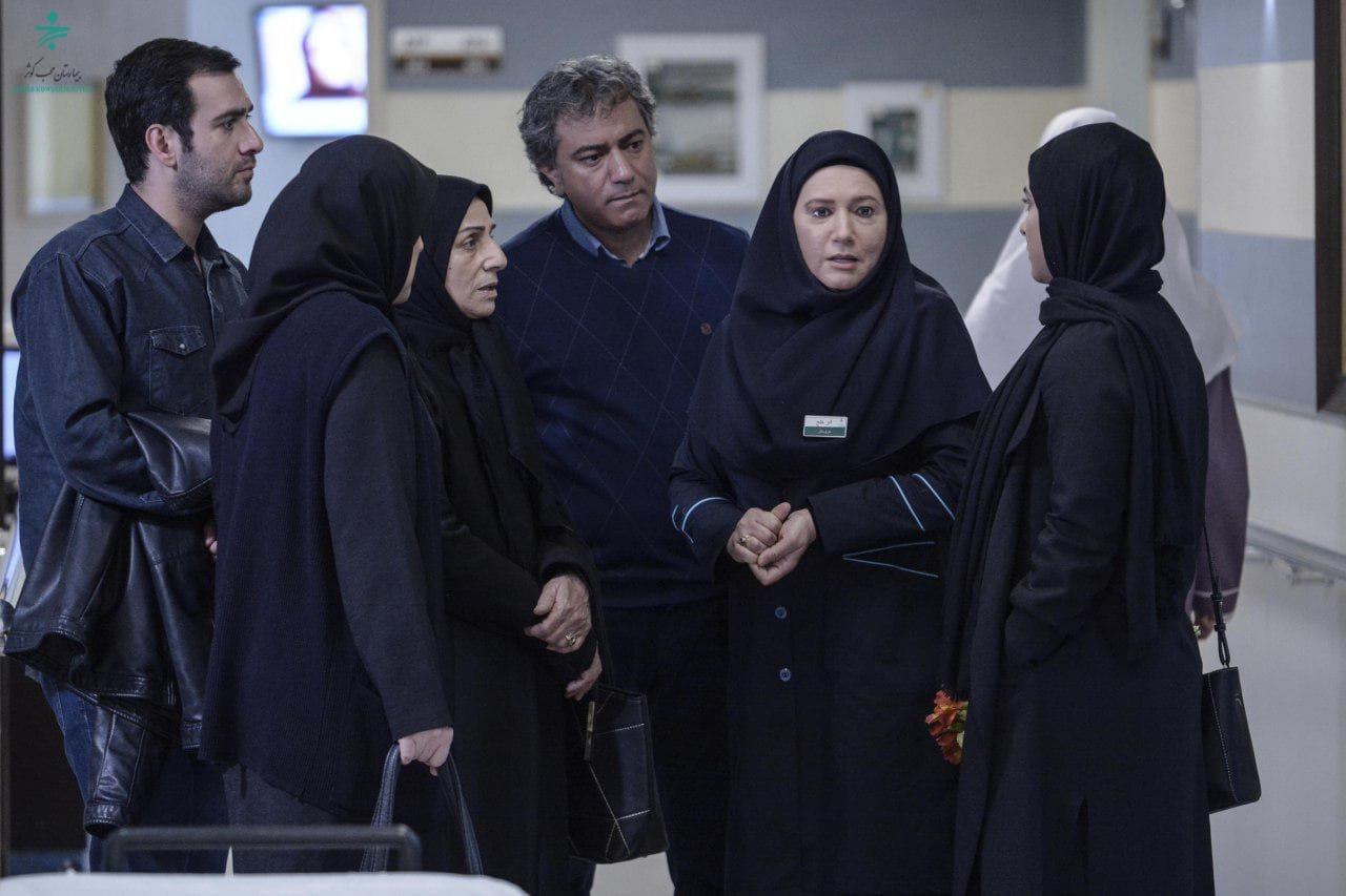 فریبا متخصص در صحنه سریال تلویزیونی رهایم نکن به همراه محمدرضا هدایتی، مریم بوبانی و نیما شعبان‌نژاد