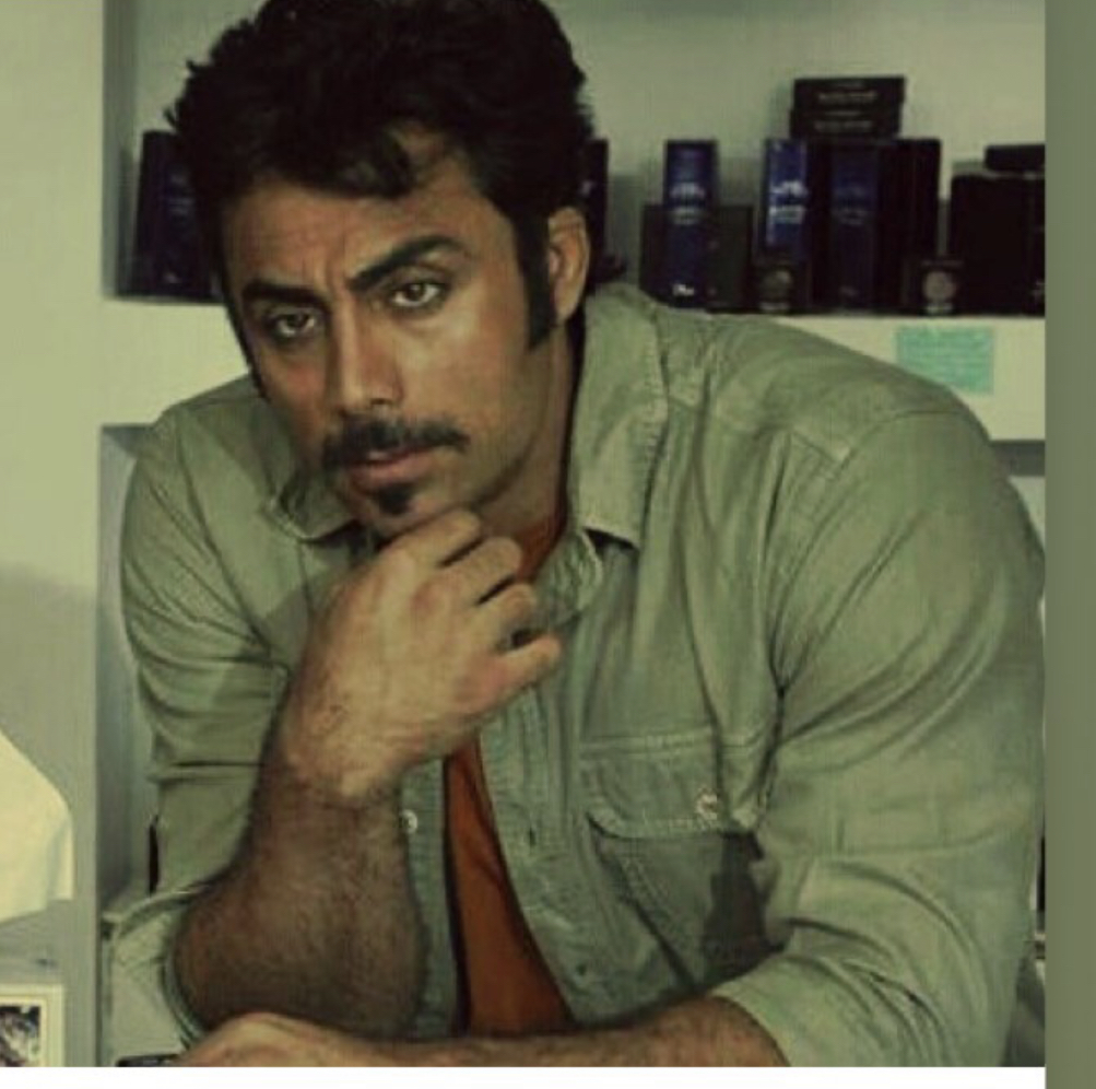 تصویری از پیام حنفی، برنامه‌ریزی و دستیار کارگردان سینما و تلویزیون در حال بازیگری سر صحنه یکی از آثارش