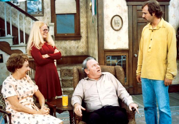 Carroll O'Connor در صحنه سریال تلویزیونی All in the Family به همراه سالی استروتهرس، Jean Stapleton و راب رینر